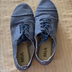 Size 7 Mia tennis shoes, excellent condition.